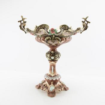 Footed bowl, majolica, circa 1900.