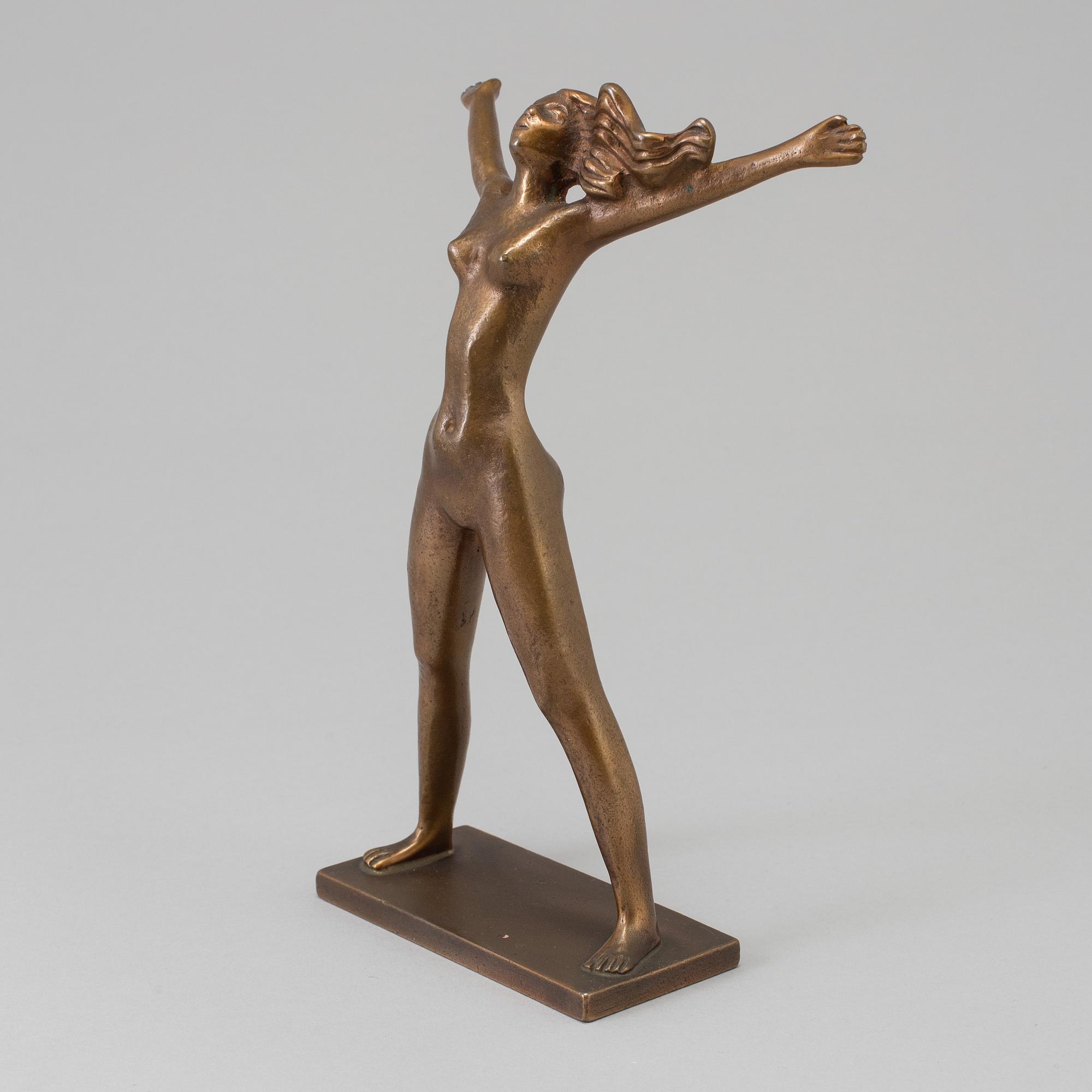 A bronze sculpture "Fritidsflickan" by Stig Blomberg for Ystad Brons.