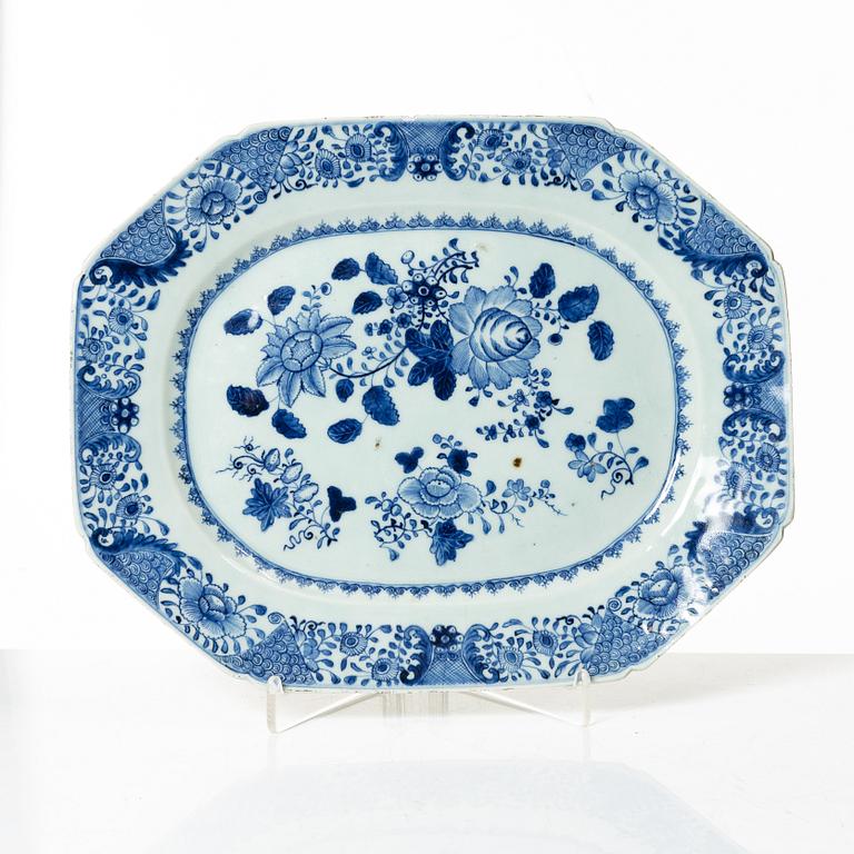 A Chinese blue and white export porcelain dish, Qing dynasty, Qianlong (1736-95).