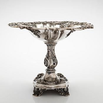 Tarjoilumalja, hopea, uusrokokoo, Gustav Möllenborg, Tukholma 1852.
