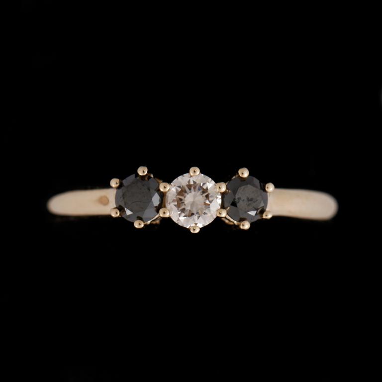 RING, 14k guld med diamant 0,18ct och färgade svarta diamanter tot 0,24ct. Vikt ca 2,29 gram.