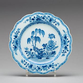 A set of 20 blue and white export porcelain dishes, Qing dynasty, Qianlong (1736-1795).