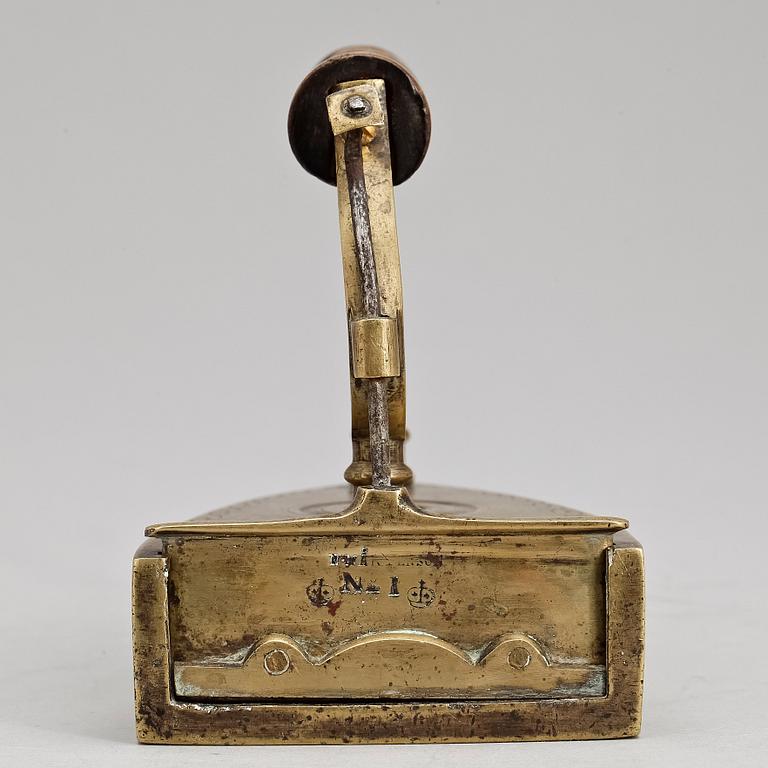 STRYKJÄRN, mässing, bär märkning, 1800-tal.