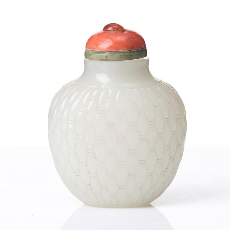 A neprite snuff bottle with stopper, Qing dynasty, 19th Century.