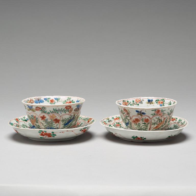 A pair of large famille verte cups with saucers, Qing dynasty, Kangxi (1662-1722).