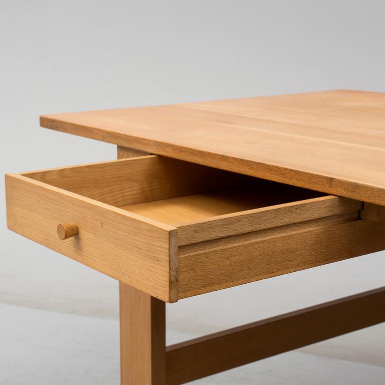 A second half of the 20th century oak table, 'Fogar', by John Kandell.