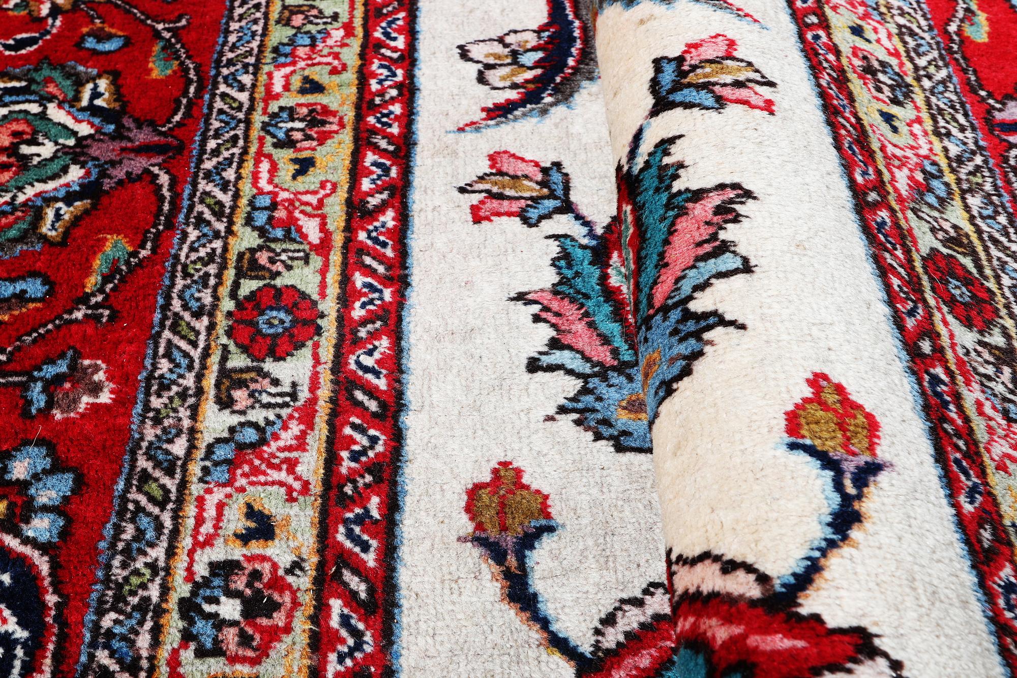 A carpet, Sarouk, ca 397 x 298 cm.