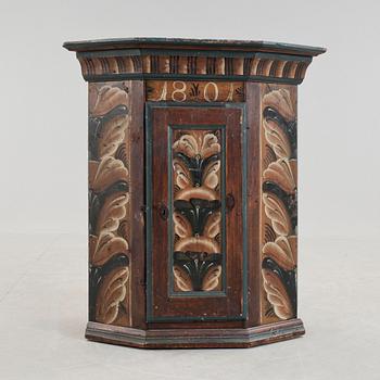 HÖRNHÄNGSKÅP, allmoge. Rättvik, dalarna. Märkt 1801.