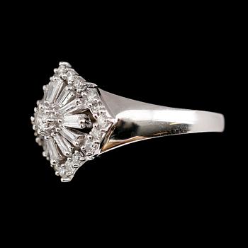 RING, 10 k vitguld, briljantslipade diamanter tot 0.75 ct.