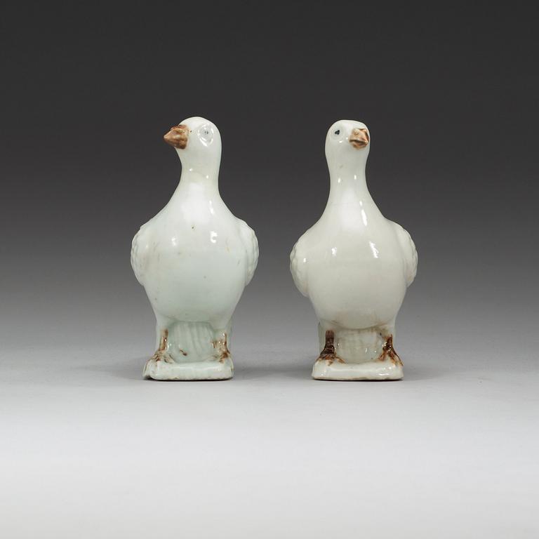 FIGURINER, ett par, kompaniporslin. Qing dynastin, Qianlong, ca 1775.