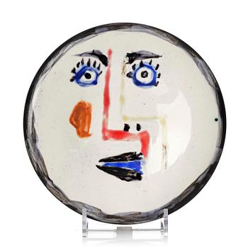 214. Pablo Picasso, a "Visage no 192" (A.R. 492) faience dish, Madoura, Vallauris, France, post 1963.