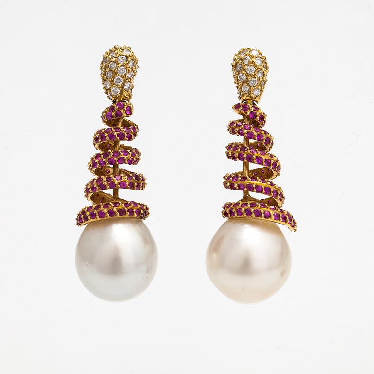 A pair of 18K gold earrings with rubies, diamonds ca. 0.96 ct in total and cultured pearls.