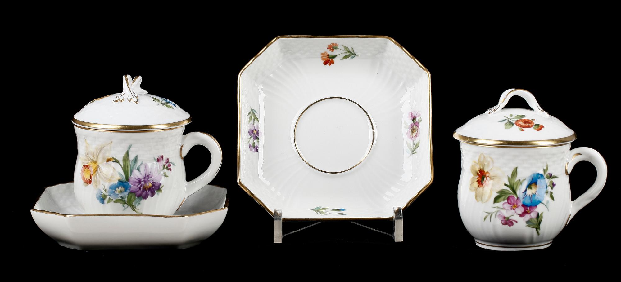CREMEKOPPAR med lock på fat, 10 st, porslin, "Sachsisk blomst", Royal Copenhagen, 1900-tal.
