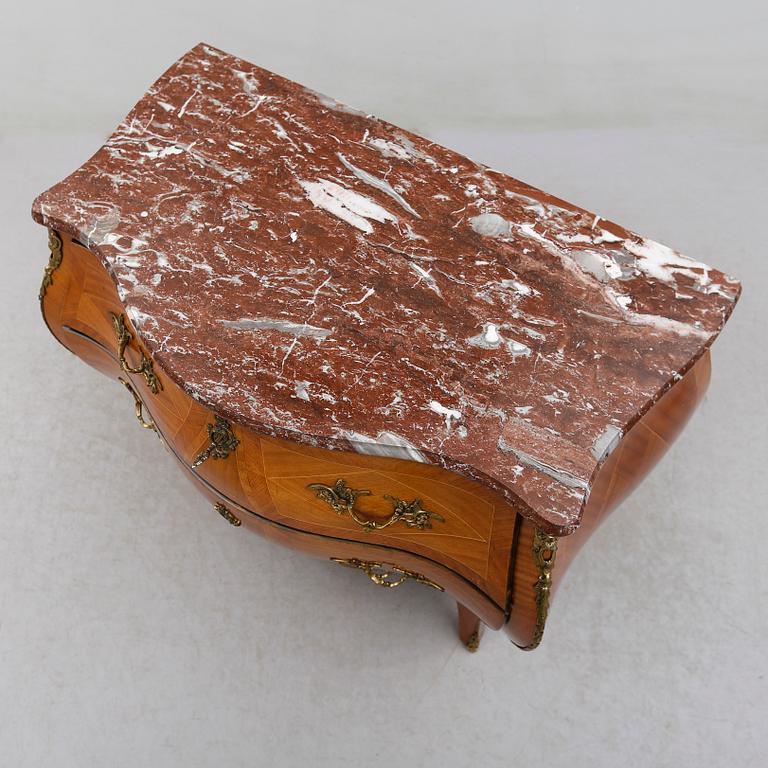 BYRÅ, rokokostil, Svenska möbelfabriken, 1900-talets andra hälft.