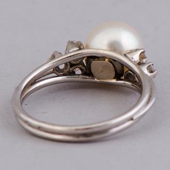 A RING, cultured pearl, 16/16 cut diamonds, 14K white gold.
