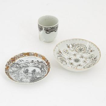 A Chinese grisaille cup and two saucers, porcelain, Qing dynasty, Qianlong (1736-95).