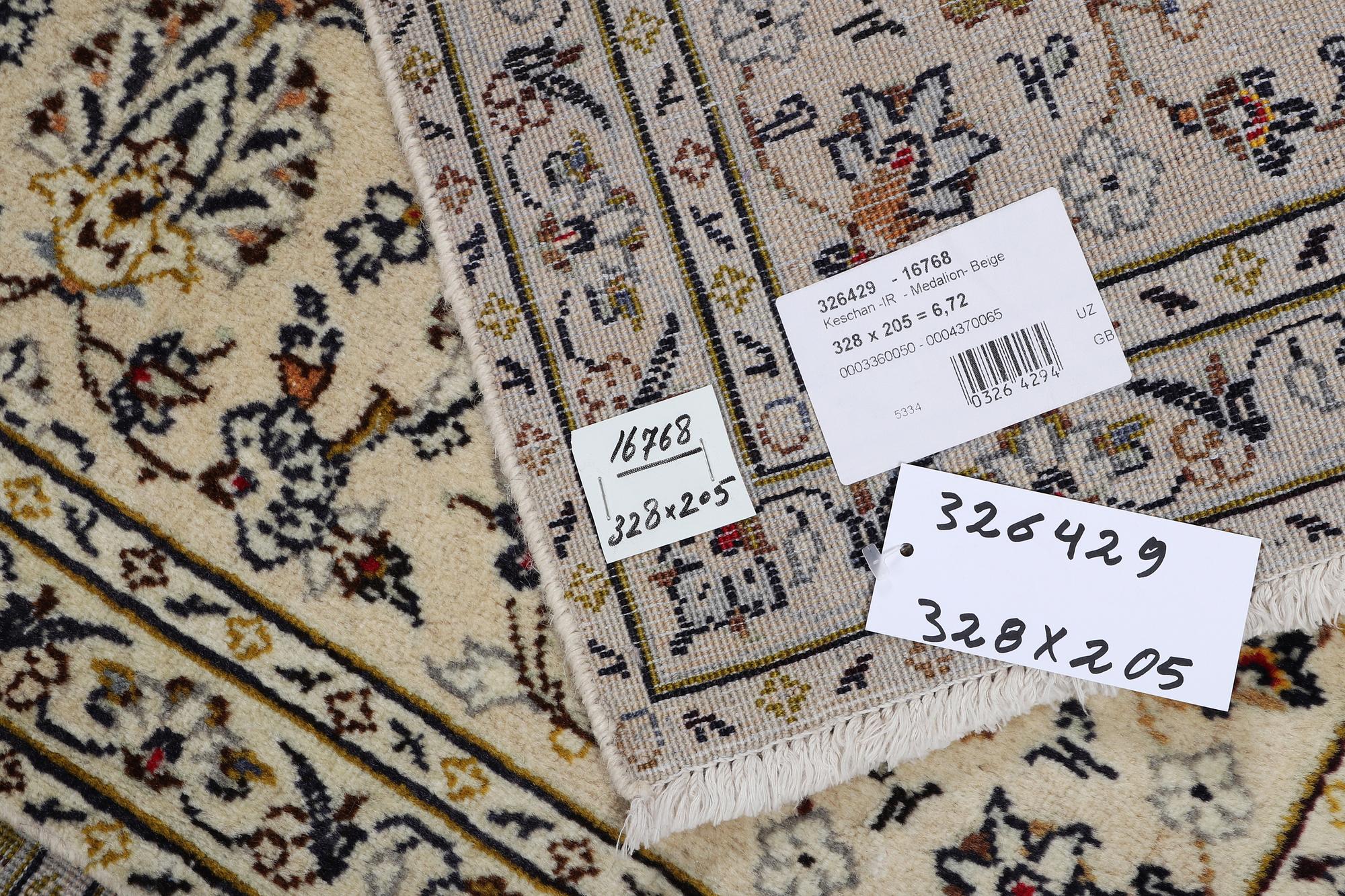 A carpet, Kashan, ca 328 x 205 cm.