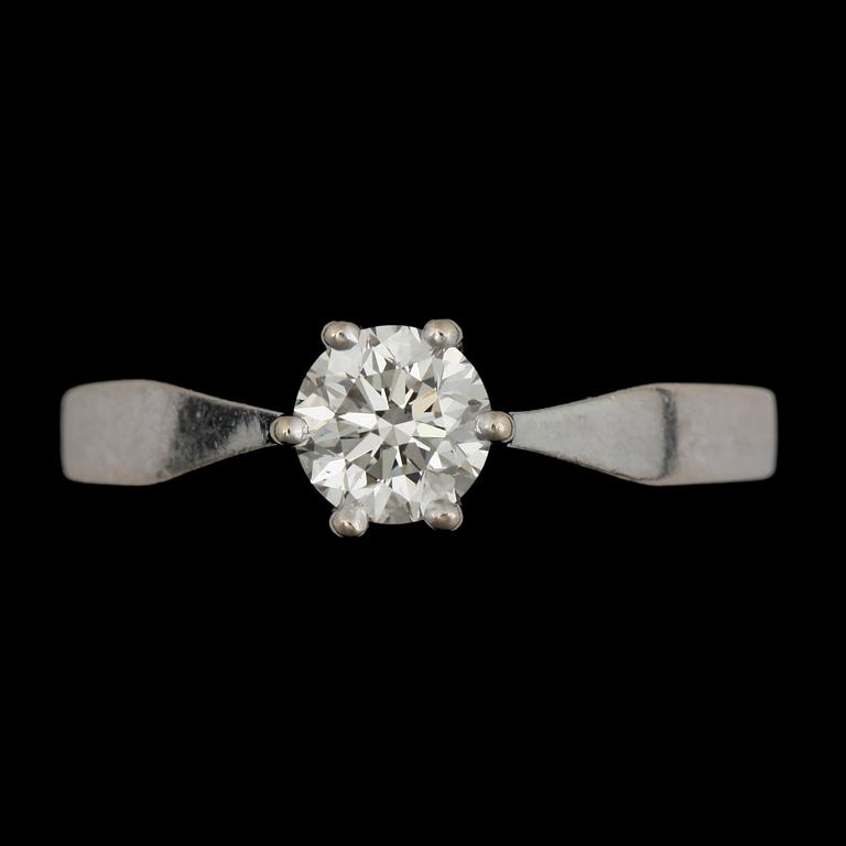 RING, 18k vitguld med briljantslipad diamant ca0,72ct enl gravyr. 2000-tal. Vikt 4g.