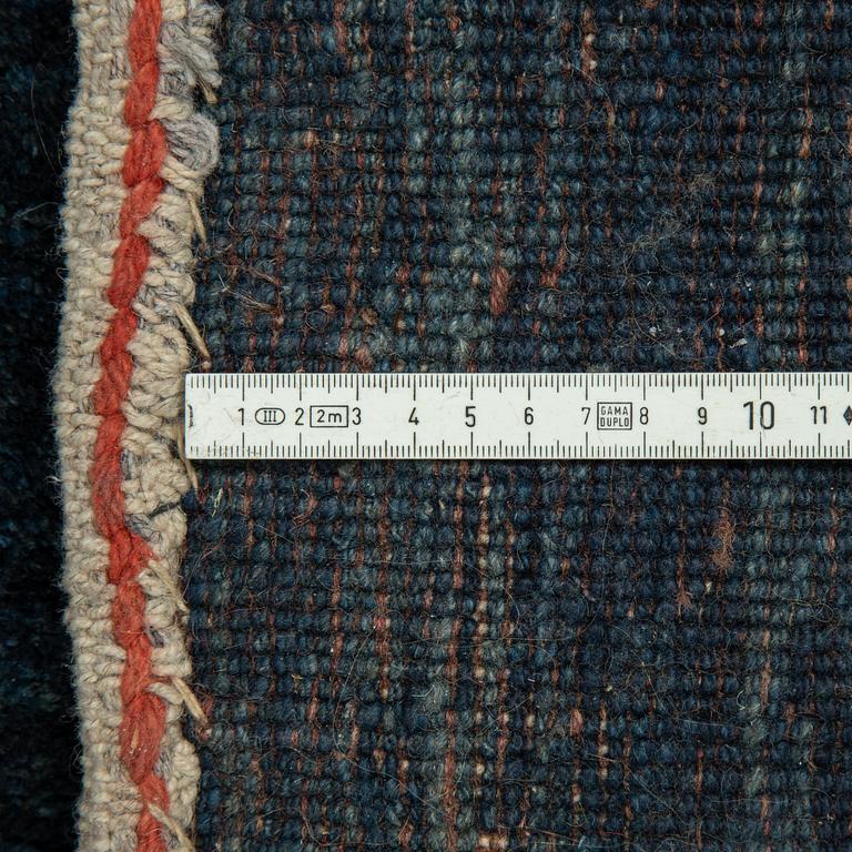 A carpet, oriental, ca 284 x 180 cm.