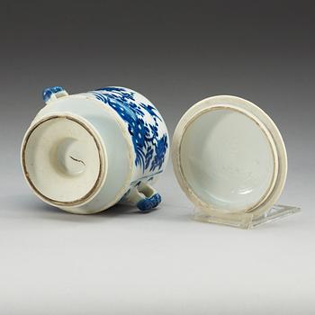 A blue and white cup and cover, Qing dynasty, Kangxi (1662-1722).
