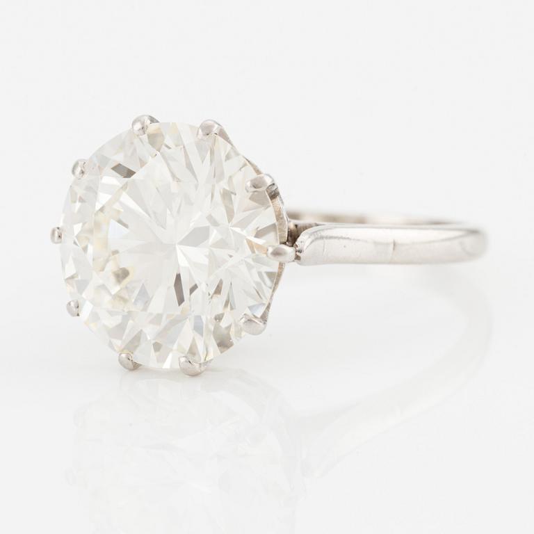 A ring in platinum with a round brilliant-cut diamond.