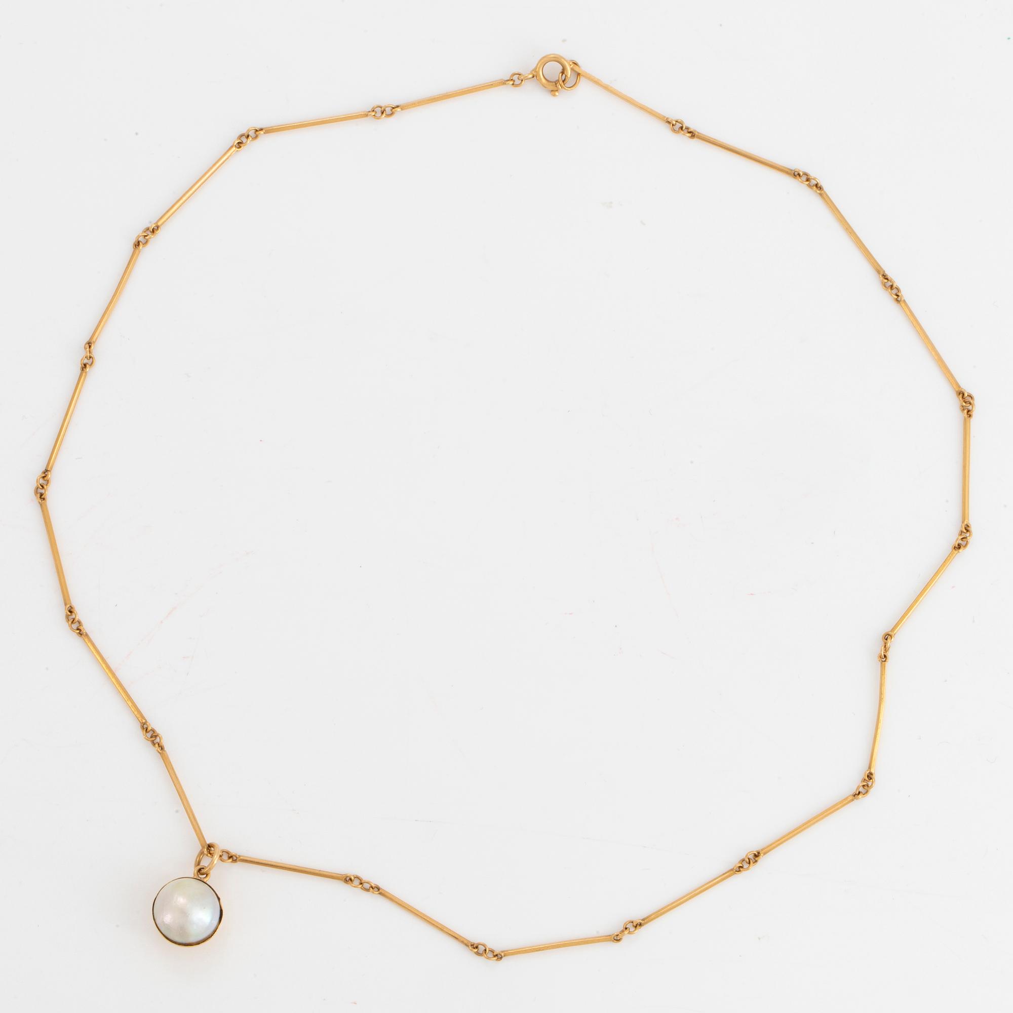 Chain Engelbert, with pendant with mabe pearl.