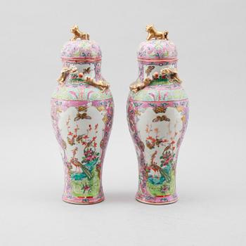 A PAIR OF VASES with lids, porcelain, China, late Qing, 19th century.