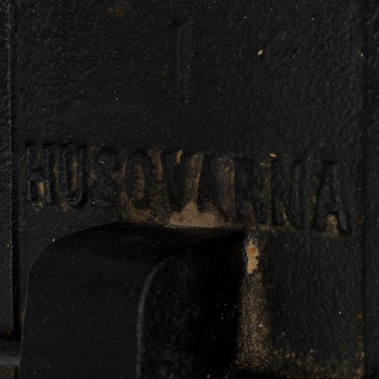 STRYKJÄRN PÅ STÄLL, gjutjärn, Husqvarna, 1800-tal.