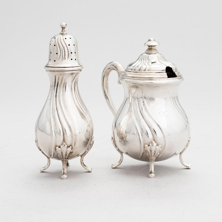 Ströare och senapsburk, silver, kontrollstämplad A. Tillander, Helsingfors 1926.