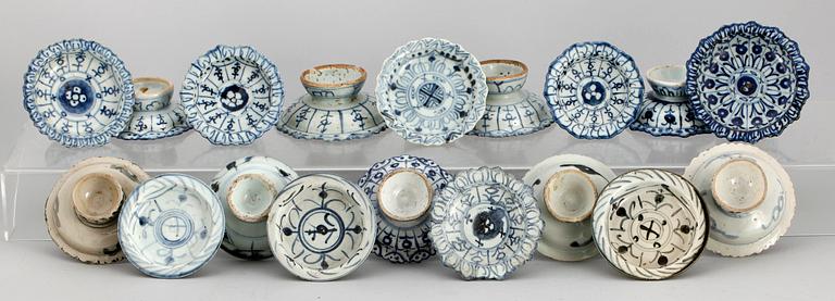 SKÅLAR PÅ FOT, 18 st, porslin, Kina, 1800/1900-tal.