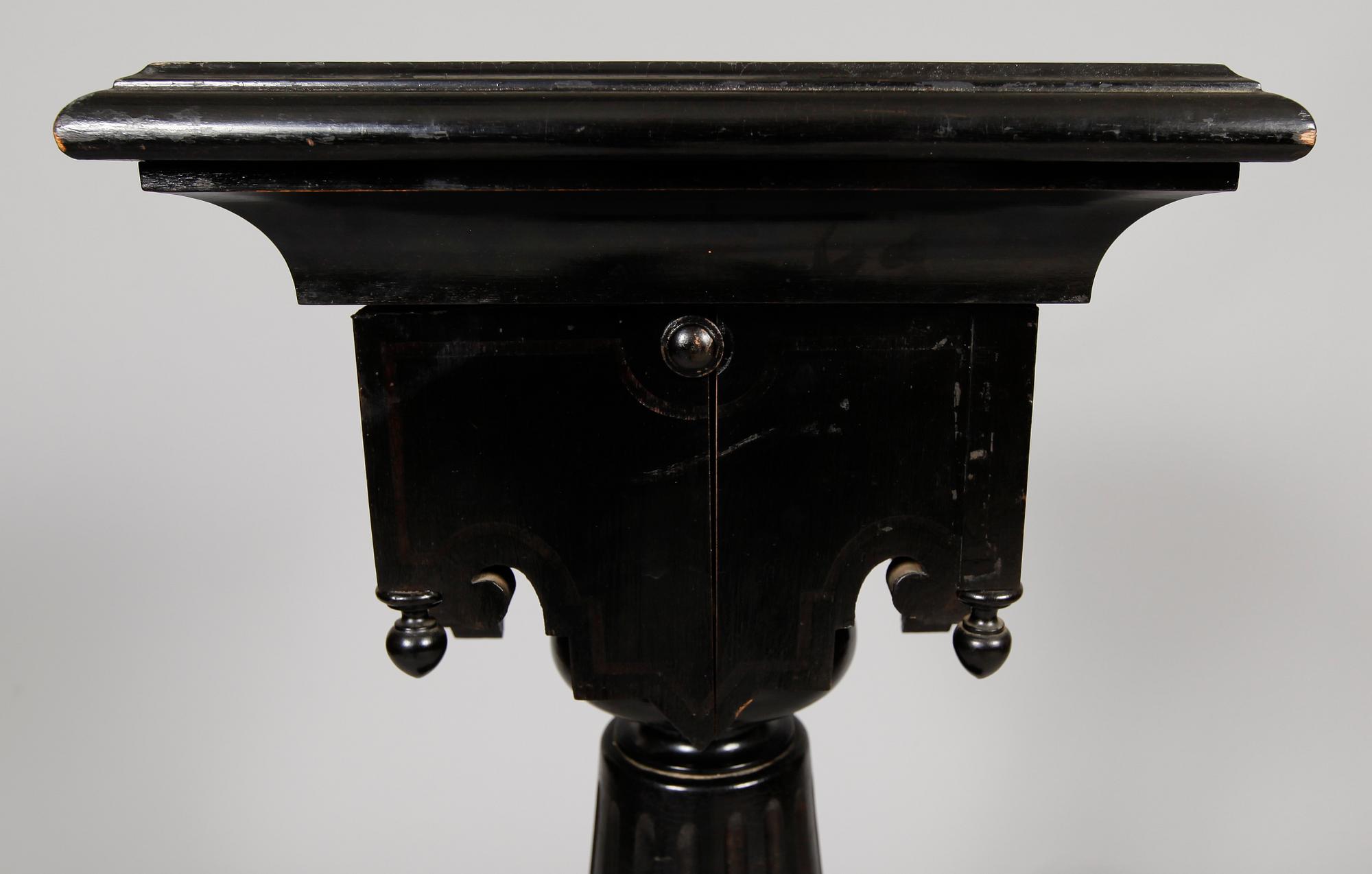 PIEDESTAL, nyrenässans, sent 1800-tal.