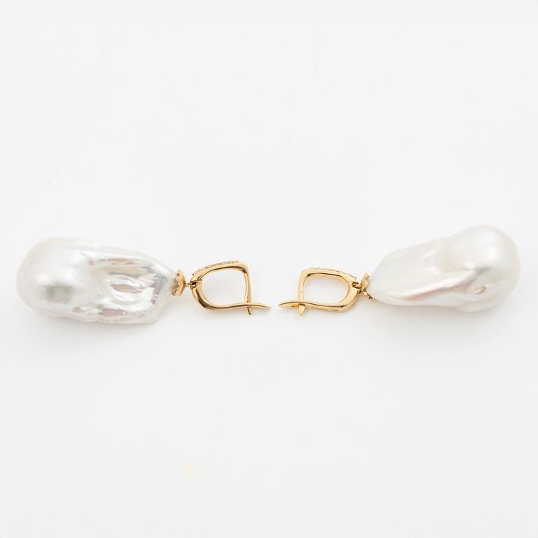 A pair of earrings in 18K gold with cultured baroque freshwater pearls and round brilliant-cut diamonds.