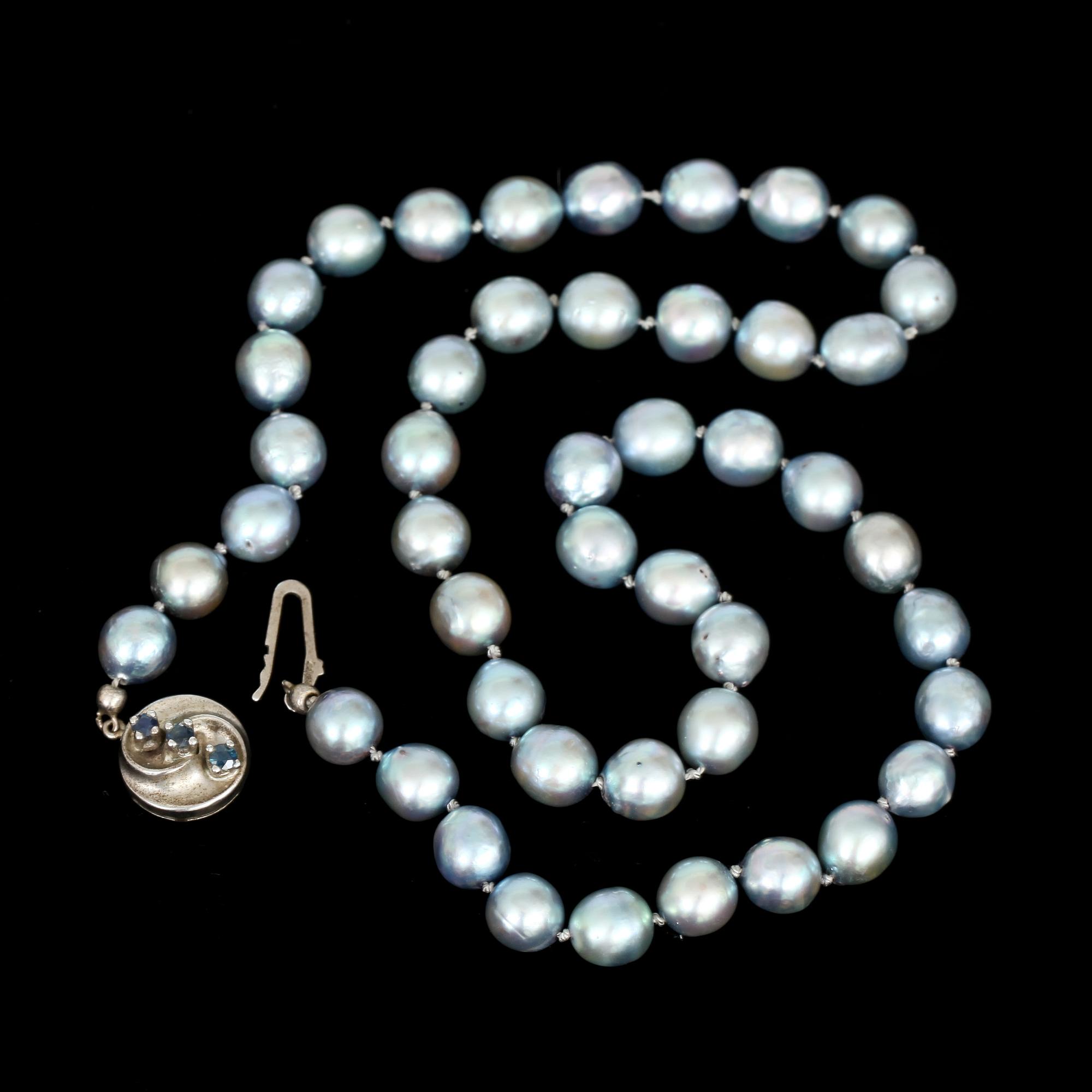 COLLIER samt ÖRHÄNGEN, ett par. Odlade havspärlor. Lås i silver med små fasettslipade blå stenar.