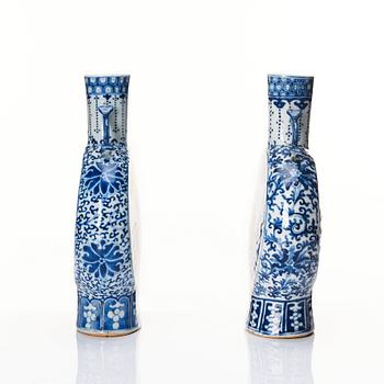 A matched pair of blue and white moon flasks, Qing dynasty, 19th century.