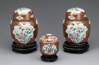 BOJANER ett par SAMT SKÅL MED LOCK, porslin, Qianlongtyp, Kina, troligen 1800-tal.