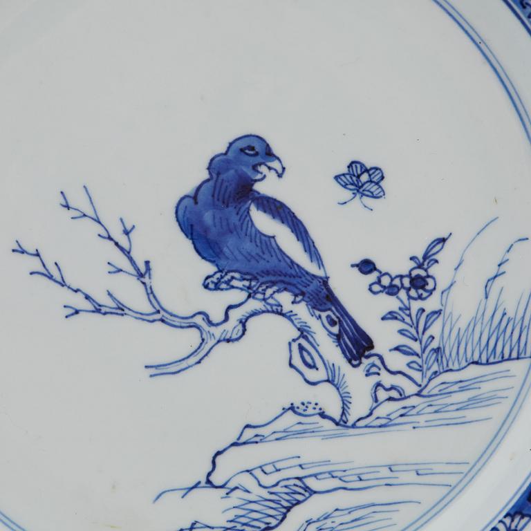 A blue and white serving dish, Qing dynasty, 18th century.