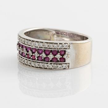 Ring 18K white gold set with faceted rubies and round brilliant-cut diamonds.