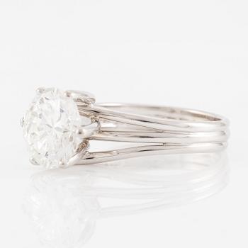 A ring in 18K white gold set with a round brilliant-cut diamond.