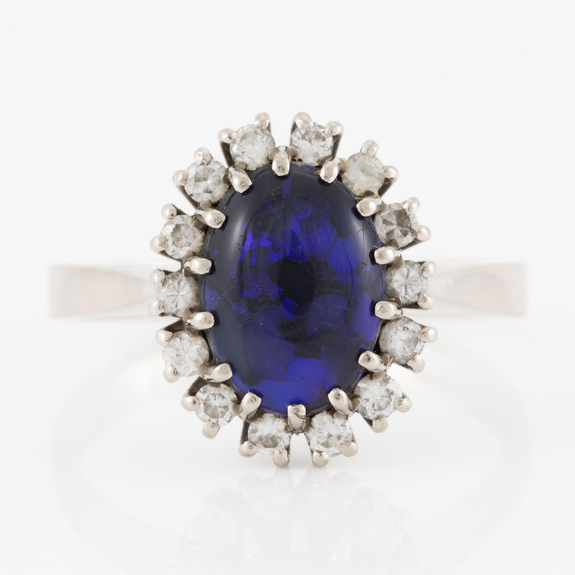 Ring, 18K white gold with opal and brilliant-cut diamonds.
