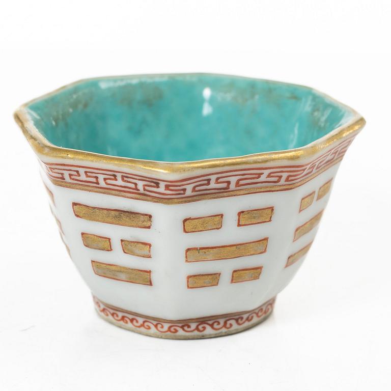 Skålar, tre stycken, samt litet blåvitt ytterfoder och lackask, porslin, Qingdynastin, 1800-tal.