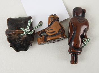NETSUKES, 3 st, trä. Japan. 1800/1900-tal.