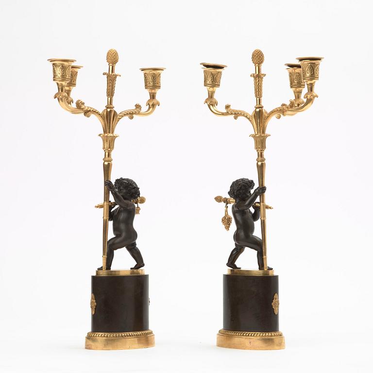 KANDELABRAR, för tre ljus, ett par, empire, Frankrike, 1800-talets början.