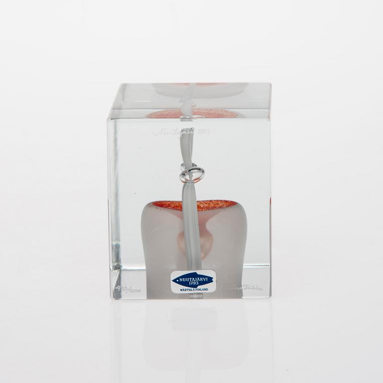ÅRSKUB, glas, signerad Oiva Toikka, Nuutajärvi 1985, 422/2000.