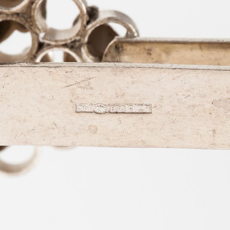 A silver necklace/brooch. Ossian Hopea, Porvoo 1977.