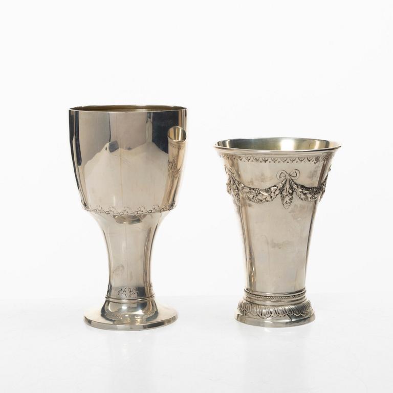 A pair of silver cups, Gunnar Löfgren and CG Hallberg, Stockholm, 1912 and 1902.