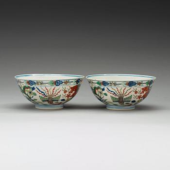 SKÅLAR, ett par, porslin. Sen Qing dynastin (1644-1912) med Kangxi sex karaktärers märke.