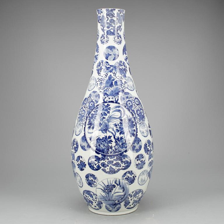 GOLVVAS, porslin, Japan, 1800-talets andra hälft.