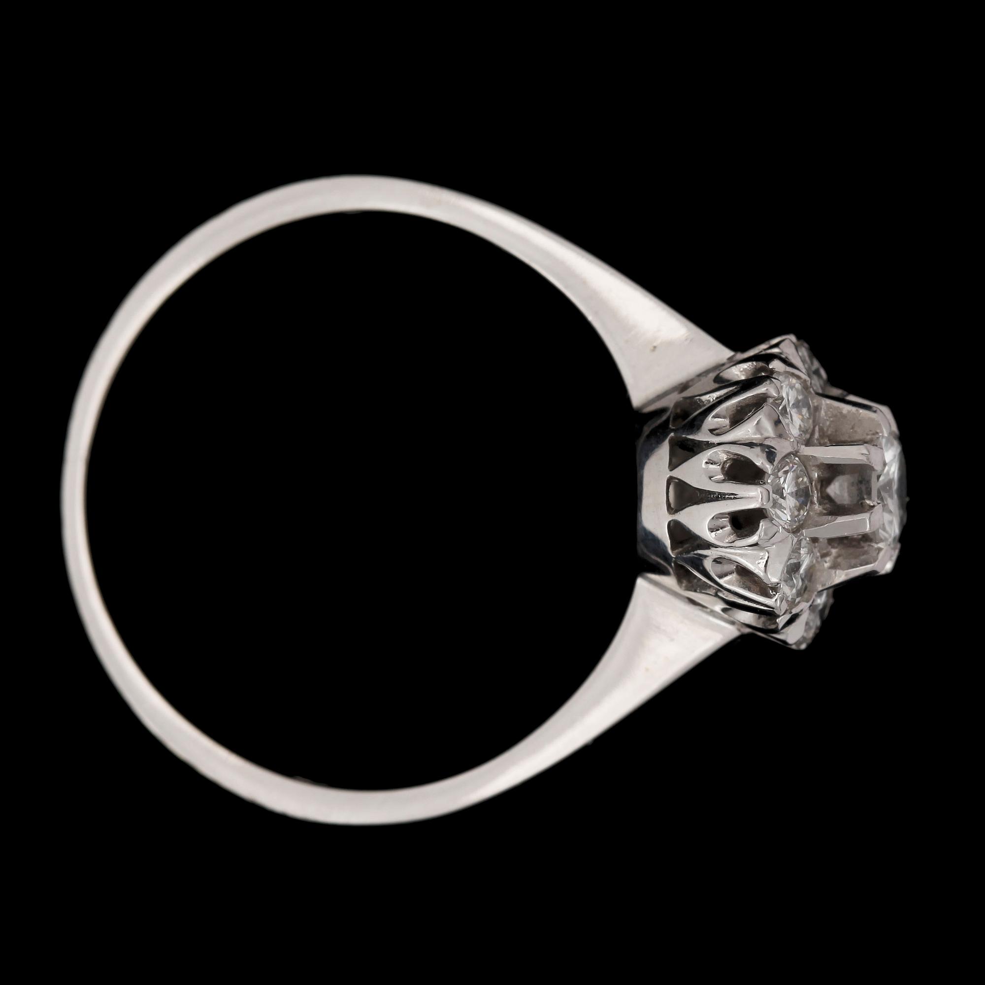 RING, 18k vitguld med briljantslipade diamanter tot ca0,75ct enligt gravyr. Gd&Co, Malmö, 1976. Vikt 4,6g.