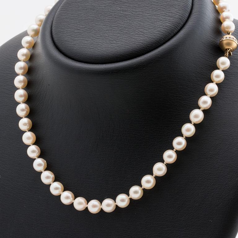 PEARL NECKLACE, cultured perals approx 7-7,5 mm, clasp in 18K gold white stones.