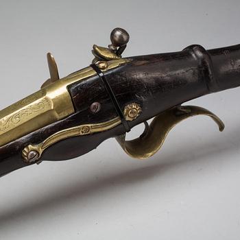 GEVÄR, s k muskedunder, flintlås. 1700-tal.